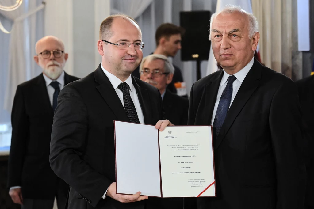 Adam Bielan (PiS) odbiera zaświadczenie Adam Bielan (PiS) odbiera zaświadczenie
