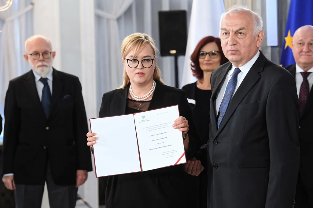 Magdalena Adamowicz (Koalicja Europejska) odbiera zaświadczenie Magdalena Adamowicz (Koalicja Europejska) odbiera zaświadczenie