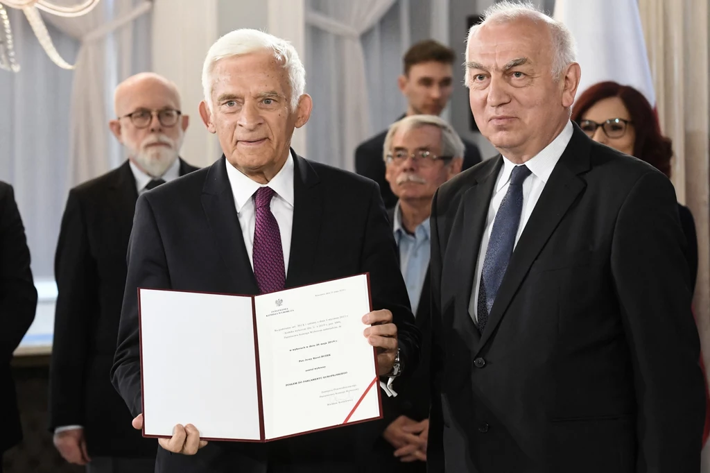Jerzy Buzek (Koalicja Europejska) odbiera zaświadczenie Jerzy Buzek (Koalicja Europejska) odbiera zaświadczenie