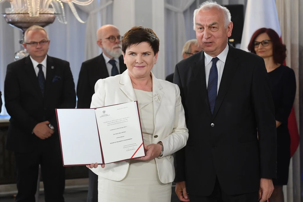 Beata Szydło odbiera zaświadczenie Beata Szydło odbiera zaświadczenie