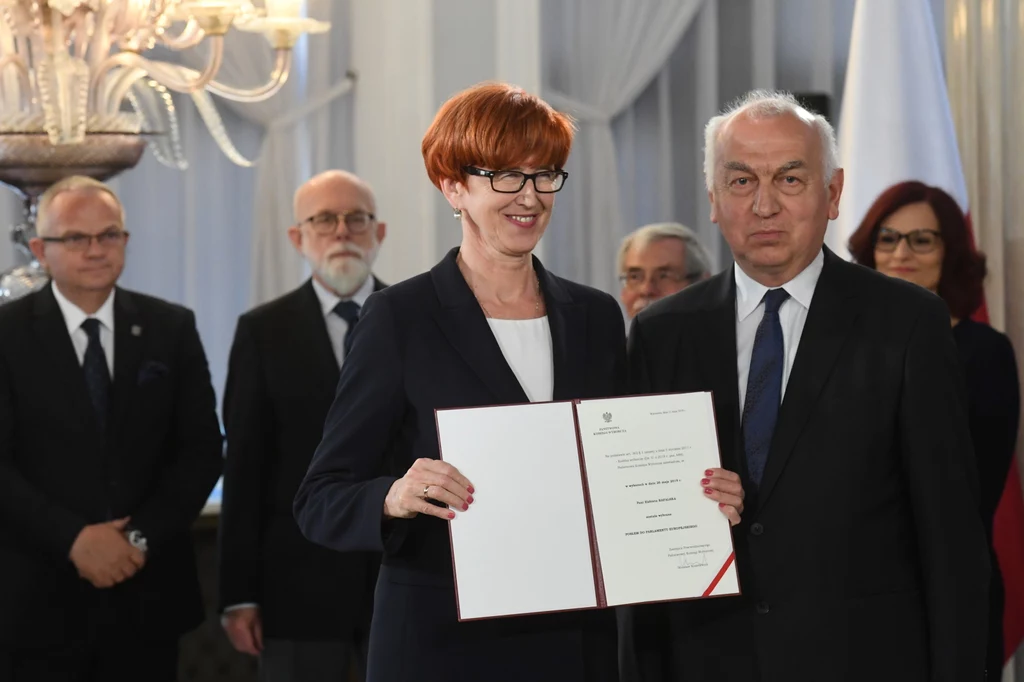 Elżbieta Rafalska (PiS) odbiera zaświadczenie Elżbieta Rafalska (PiS) odbiera zaświadczenie