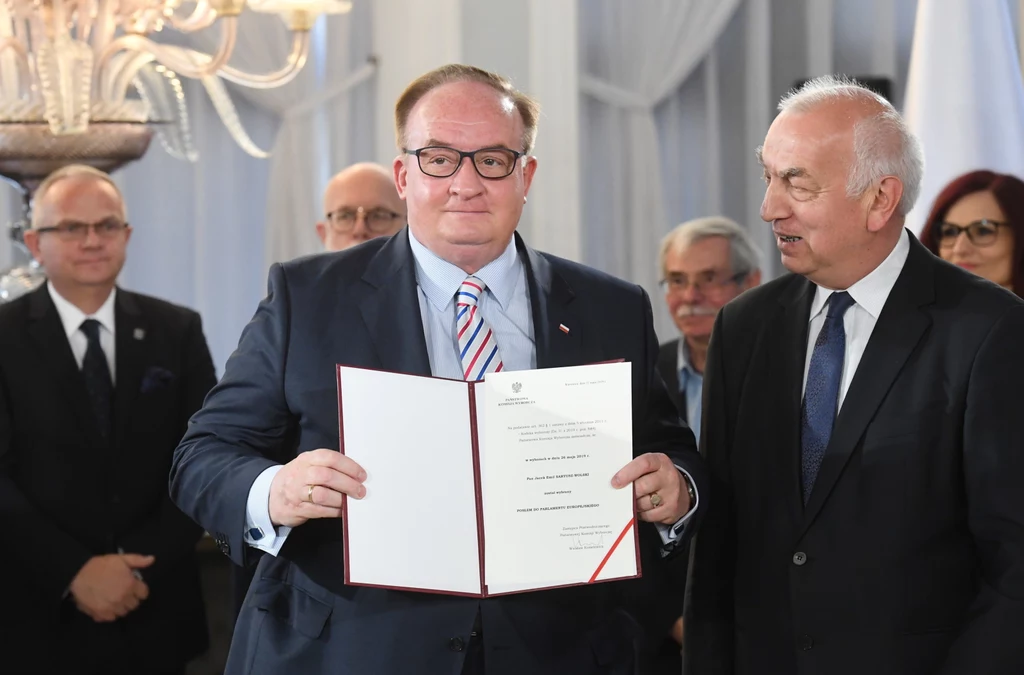 Jacek Saryusz-Wolski (PiS) odbiera zaświadczenie Jacek Saryusz-Wolski (PiS) odbiera zaświadczenie