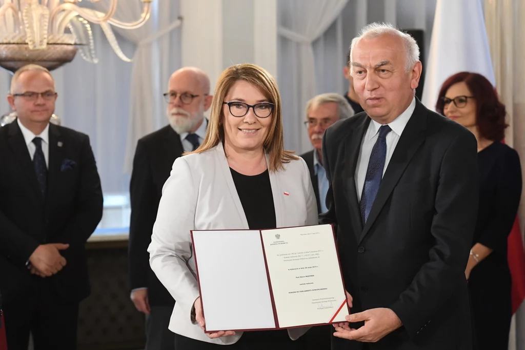 Beata Mazurek (PiS) odbiera zaświadczenie Beata Mazurek (PiS) odbiera zaświadczenie