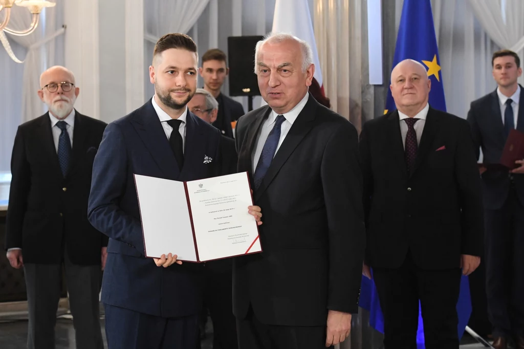 Patryk Jaki (PiS)odbiera zaświadczenie Patryk Jaki (PiS)odbiera zaświadczenie