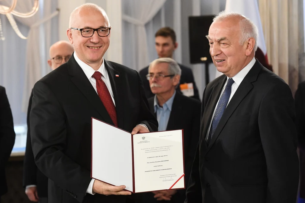 Joachim Brudziński (PiS) odbiera zaświadczenie Joachim Brudziński (PiS) odbiera zaświadczenie