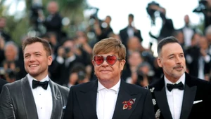 Elton John z mężem Davidem Furnishem i odtwórcą głównej roli Taronem Egertonem