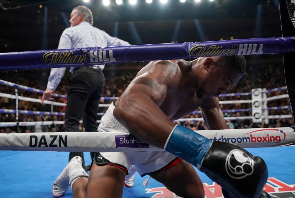 Anthony Joshua tutaj na deskach w przegranej pierwszej walce z Andy'm Ruizem jr Anthony Joshua tutaj na deskach w przegranej pierwszej walce z Andy'm Ruizem jr