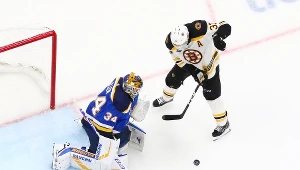 Bramkarz "Bluesmanów" Jake Allen kontra Patrice Bergeron z Boston Bruins