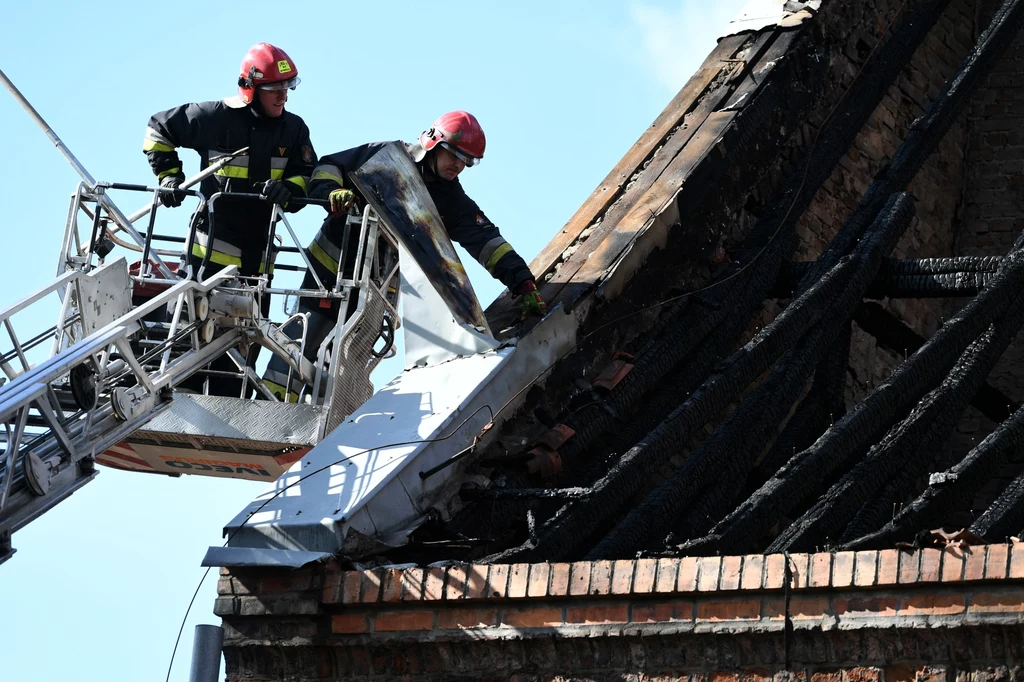 Ogniem zajął się dach nad zakrystią Ogniem zajął się dach nad zakrystią