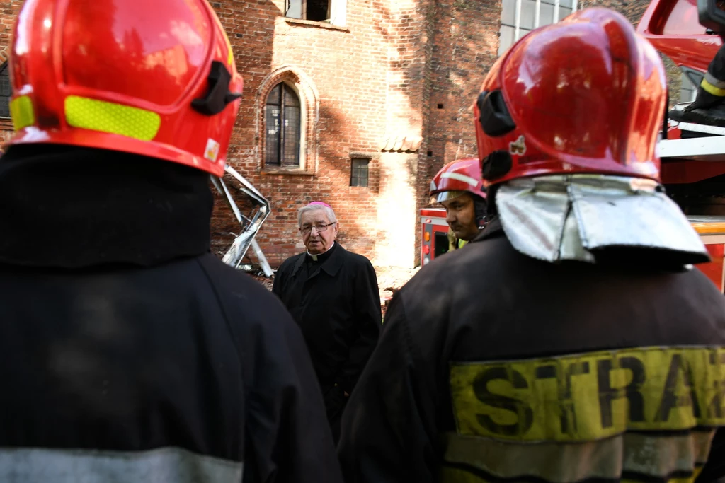 "Tam są bloki, to jest dojazd trudny. Ale sprzęt i ta ich dzielność sprawiła, że opanowali pożar bardzo szybko" - dodał "Tam są bloki, to jest dojazd trudny. Ale sprzęt i ta ich dzielność sprawiła, że opanowali pożar bardzo szybko" - dodał