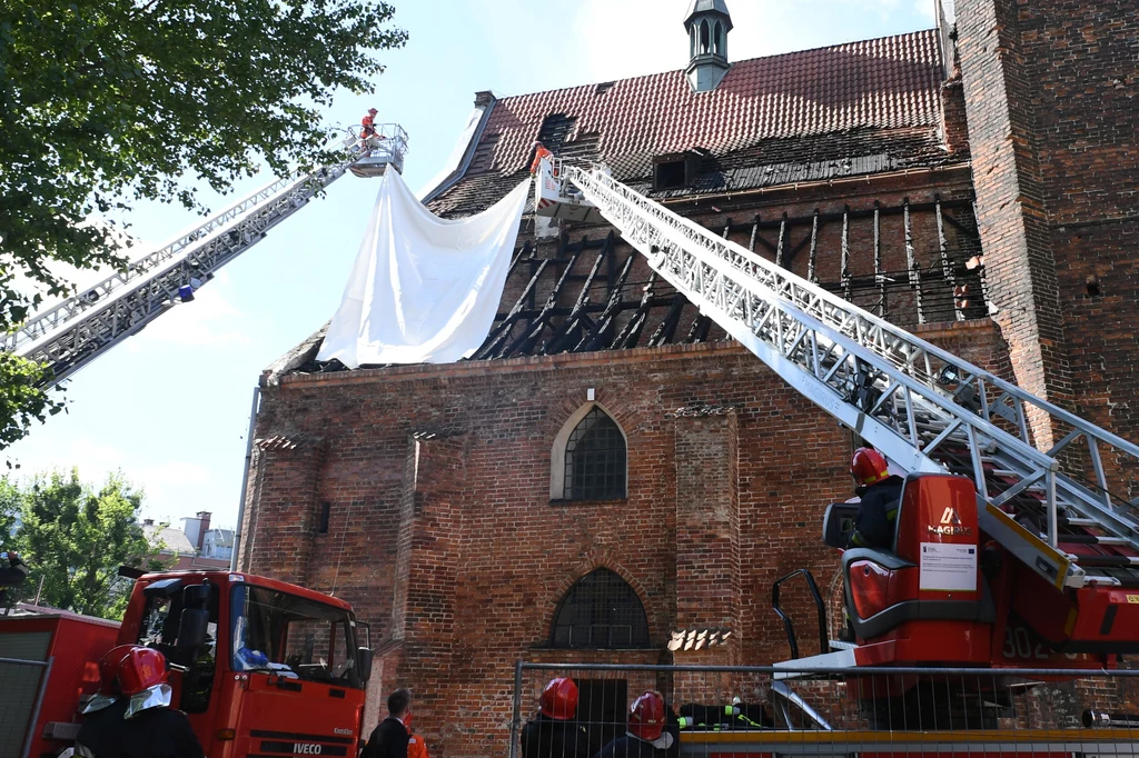 Po oczyszczeniu dachu strażacy zabezpieczyli folią zakrystię Po oczyszczeniu dachu strażacy zabezpieczyli folią zakrystię