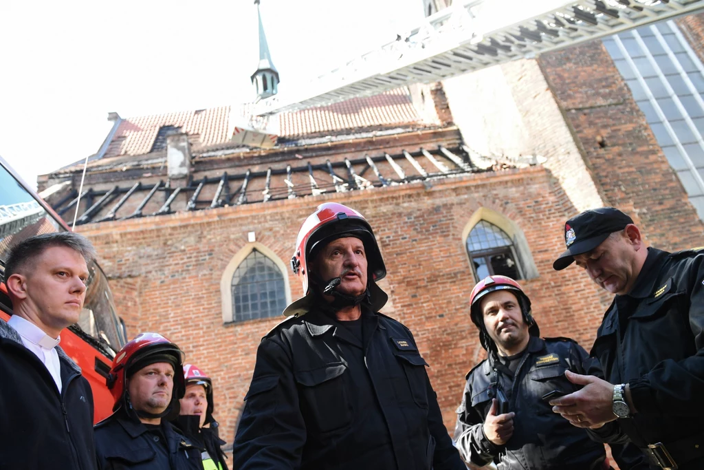 Strażakom udało się nie dopuścić do przeniesienia się ognia na dwie, położone wyżej, partie głównych dachów świątyni Strażakom udało się nie dopuścić do przeniesienia się ognia na dwie, położone wyżej, partie głównych dachów świątyni