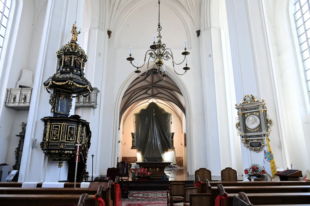 "Jest trochę wody w prezbiterium, na posadzce i w zakrystii" - zaznaczył abp Głódź "Jest trochę wody w prezbiterium, na posadzce i w zakrystii" - zaznaczył abp Głódź