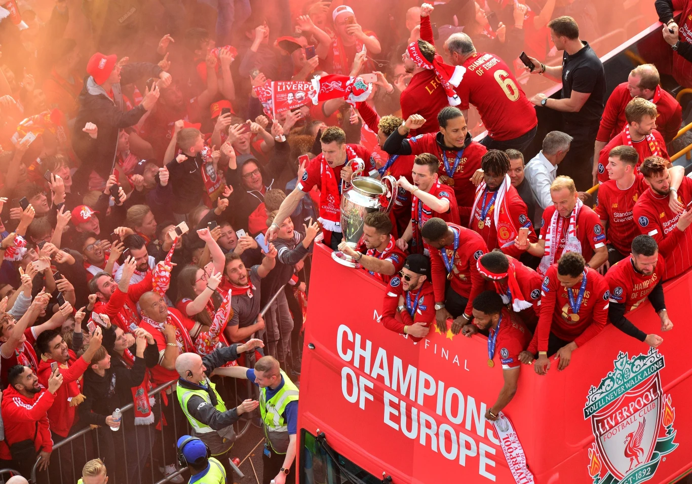 Parada mistrzowska w Liverpoolu po wygraniu Ligi Mistrzów Parada mistrzowska w Liverpoolu po wygraniu Ligi Mistrzów