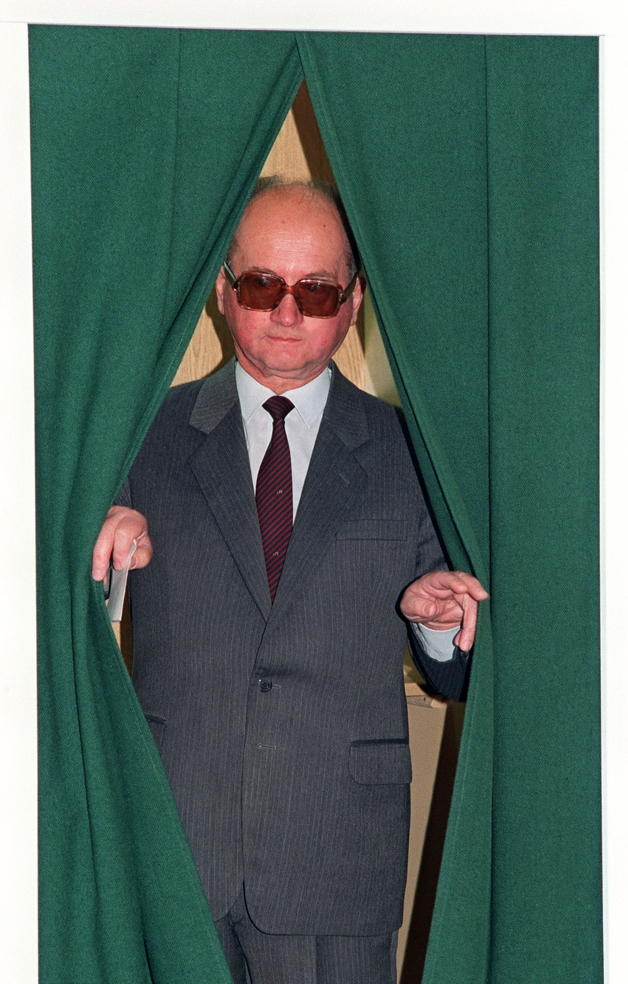 W czasie drugiej tury 18 czerwca 1989 roku do urn wyborczych udało się tylko 25 proc. uprawnionych do głosowania. Na zdjęciu Wojciech Jaruzelski w komisji wyborczej W czasie drugiej tury 18 czerwca 1989 roku do urn wyborczych udało się tylko 25 proc. uprawnionych do głosowania. Na zdjęciu Wojciech Jaruzelski w komisji wyborczej