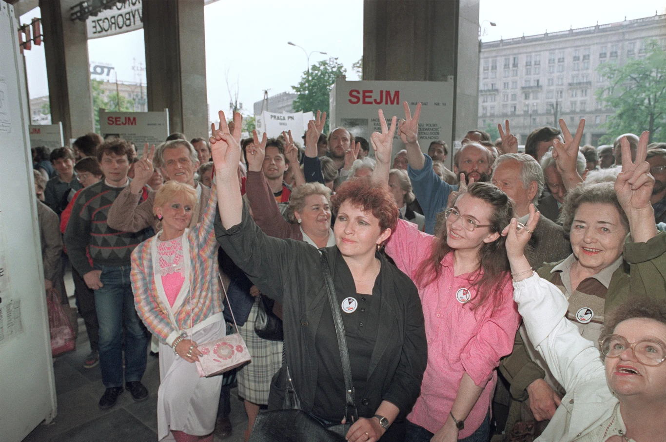 Na zdjęciu mieszkańcy Warszawy oczekujący na ogłoszenie wyników wyborów w jednej z komisji obwodowych w stolicy Na zdjęciu mieszkańcy Warszawy oczekujący na ogłoszenie wyników wyborów w jednej z komisji obwodowych w stolicy