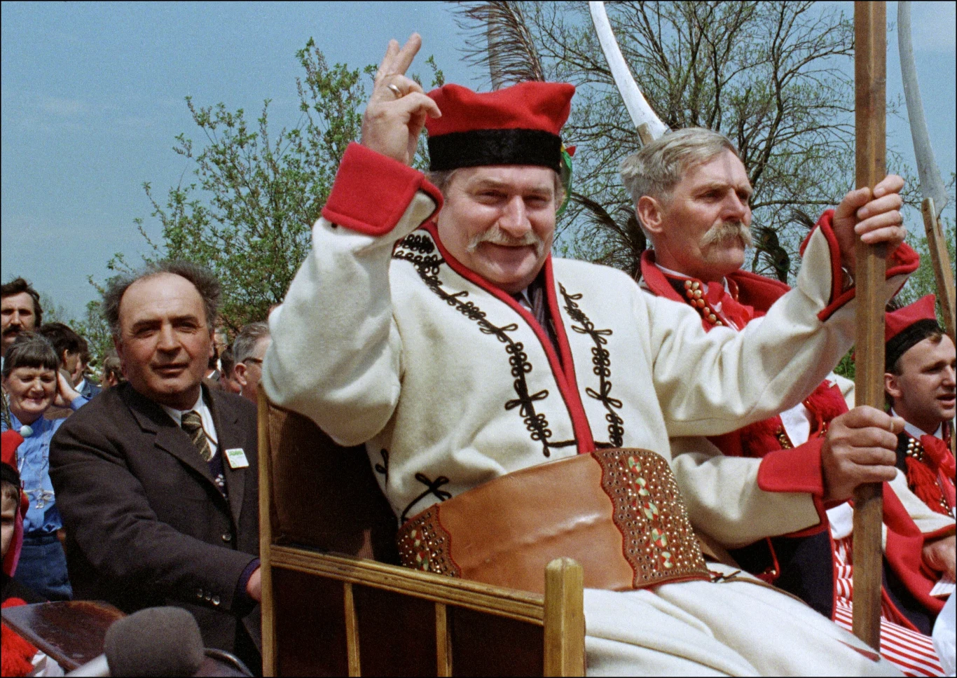 "W pierwszą niedzielę czerwca 1989 zmieniło się wiele. 4 czerwca, w 'samo południe', wybraliśmy nową Polskę. Komuniści dostali czerwoną kartkę" – pisał Lech Wałęsa. "W pierwszą niedzielę czerwca 1989 zmieniło się wiele. 4 czerwca, w 'samo południe', wybraliśmy nową Polskę. Komuniści dostali czerwoną kartkę" – pisał Lech Wałęsa.