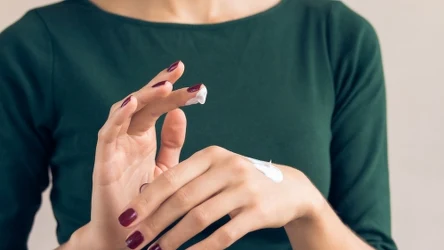 Czym smarować ręce przed wyjściem?