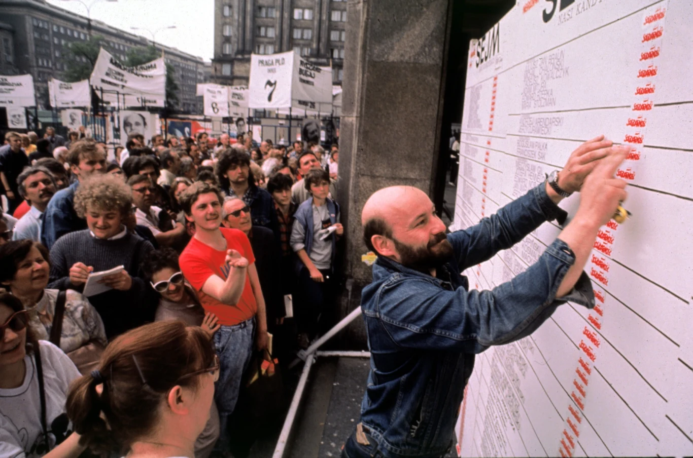 Zgromadzeni ludzie sprawdzają wyniki wyborów przed biurem Solidarności Zgromadzeni ludzie sprawdzają wyniki wyborów przed biurem Solidarności