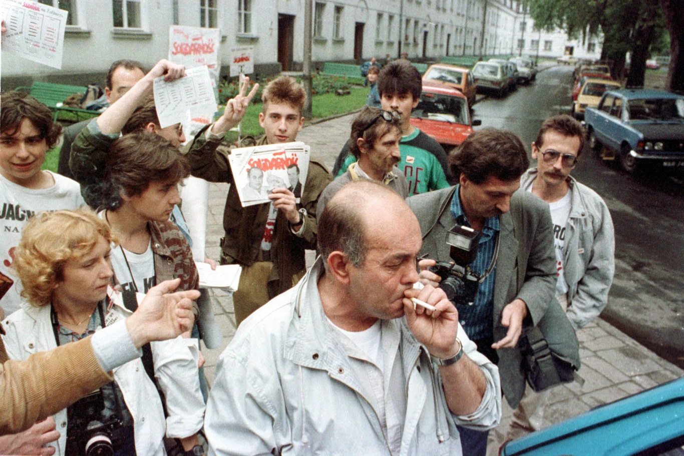 Jacek Kuroń w otoczeniu grupki ludzi, na osiedlu w Warszawie Jacek Kuroń w otoczeniu grupki ludzi, na osiedlu w Warszawie