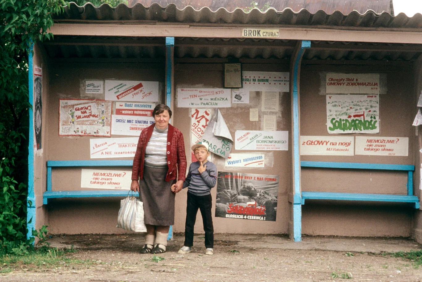 Przystanek autobusowy na wsi, obklejony plakatami wyborczymi "Solidarności" Przystanek autobusowy na wsi, obklejony plakatami wyborczymi "Solidarności"