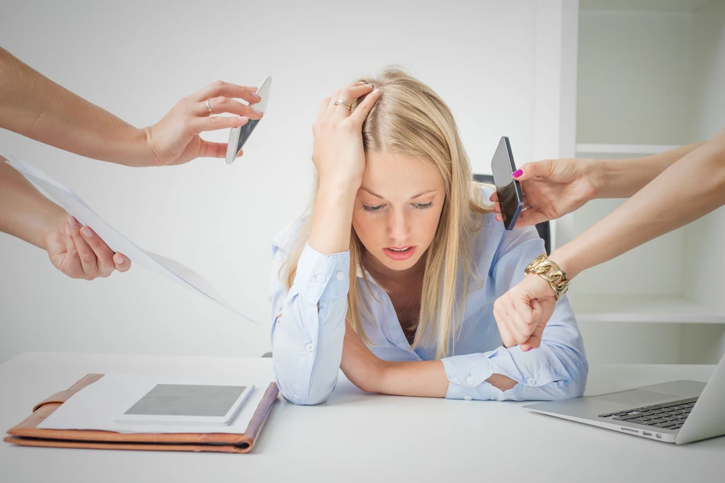  wypalenie zawodowe może dosięgać wielu ludzi i być efektem zarówno nadmiernego stresu jak i przepracowania