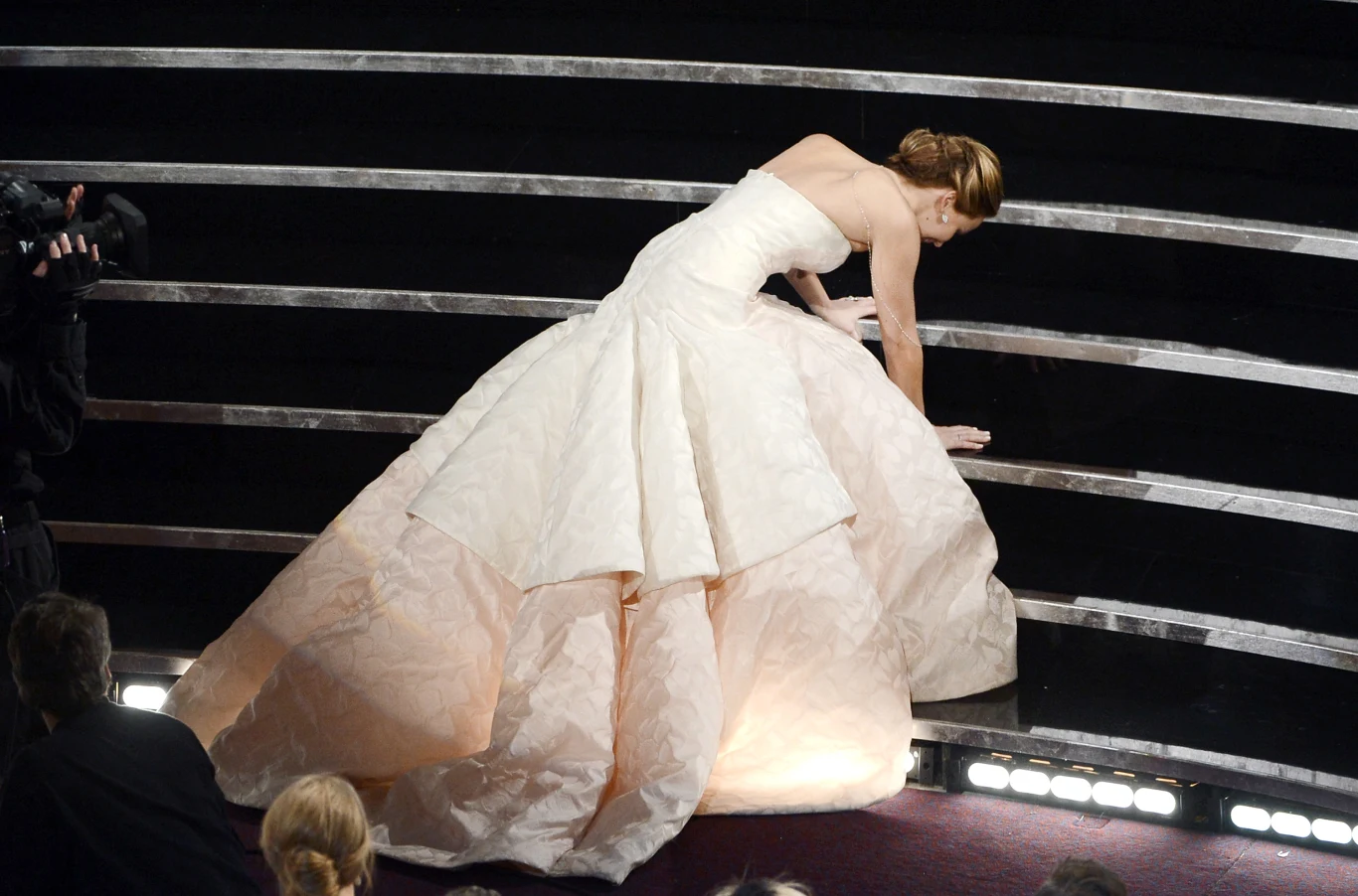 Jennifer Lawrence zyskała wielu fanów z powodu swojego swobodnego zachowania oraz częstych nietaktów i wpadek. Do historii przeszedł moment, kiedy idąc na scenę po Oscara, potknęła się i przewróciła na oczach wszystkich zgromadzonych na ceremonii albo kiedy przerwała rozmowę Jeffa Bridgesa, bo nie zauważyła, że udziela wywiadu.

Na zdjęciu: Jennifer Lawrence i jej słynny upadek w drodze po Oscara