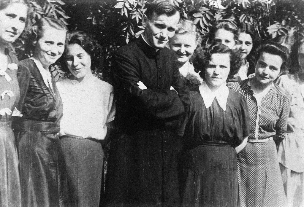 Karol Wojtyła z uczennicami koło kościoła św. Floriana w 1951 roku Karol Wojtyła z uczennicami koło kościoła św. Floriana w 1951 roku