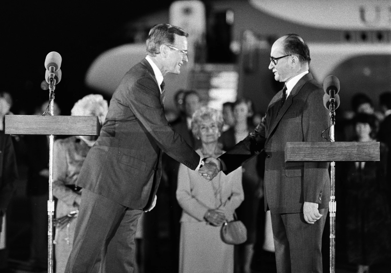 Wizyta prezydenta USA George'a Busha w Polsce, powitanie na lotnisku Okęcie, 1989 r.