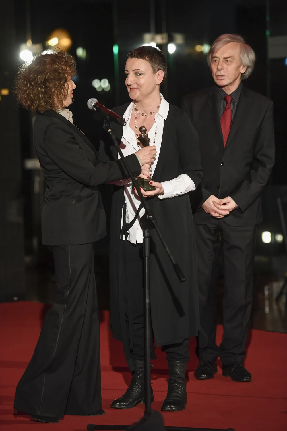 Alicja Majewska i Katarzyna Wodecka-Stubbs, na zdj. z Włodzimierzem Korczem