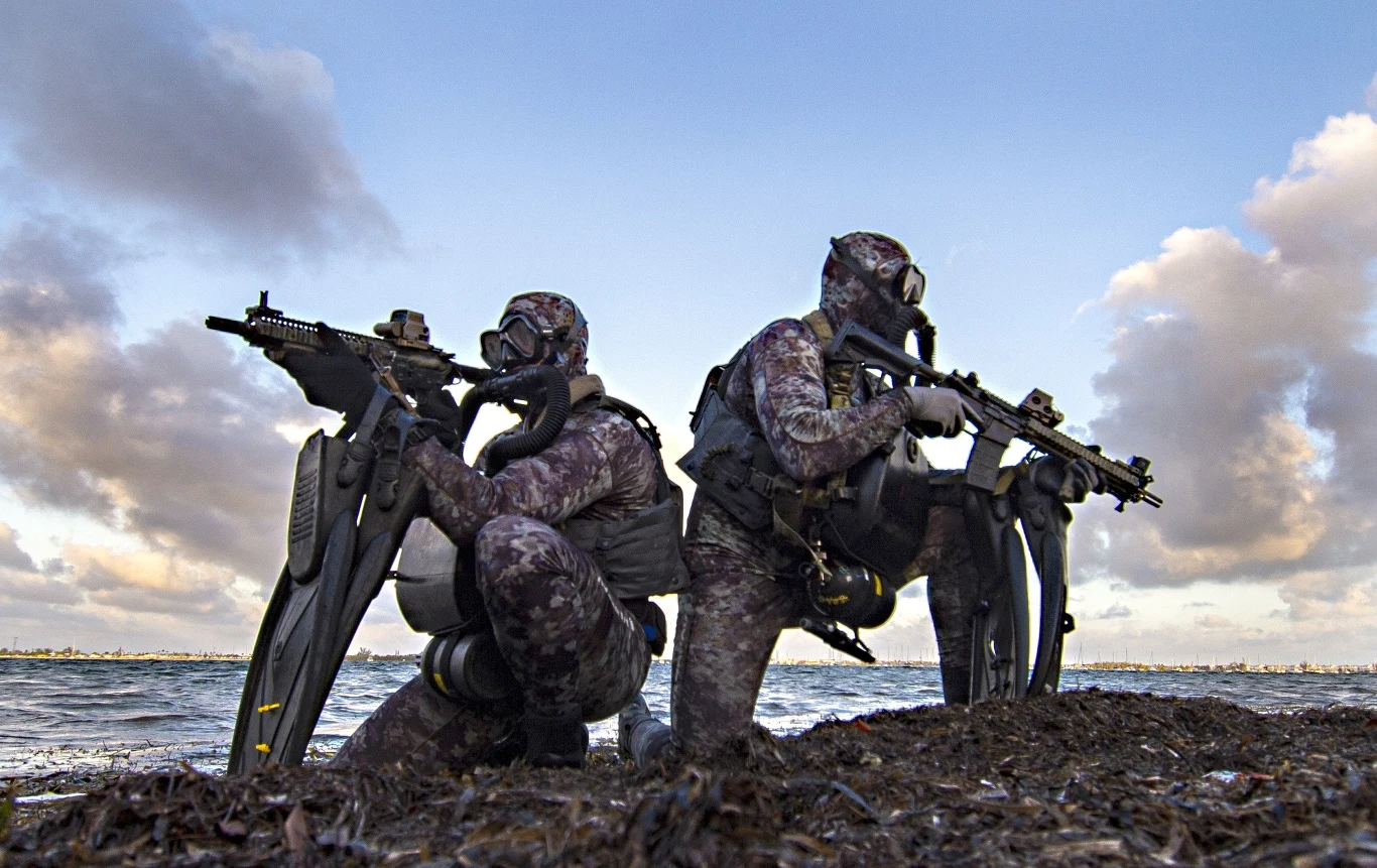 Żołnierze SEAL prowadzą bardzo różnorodne działania w środowisku wodnym Żołnierze SEAL prowadzą bardzo różnorodne działania w środowisku wodnym