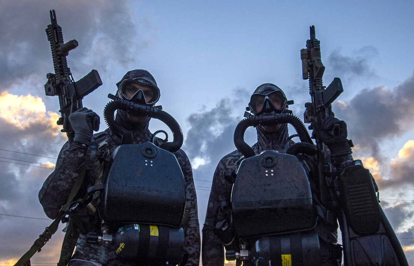 Komandosi SEAL bardzo często dostarczani są na miejsce akcji przez okręty podwodne. Są więc specjalnie wyposażeni, żeby dotrzeć bezpiecznie na brzeg. Komandosi SEAL bardzo często dostarczani są na miejsce akcji przez okręty podwodne. Są więc specjalnie wyposażeni, żeby dotrzeć bezpiecznie na brzeg.