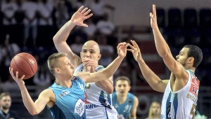 Zawodnik Polski Cukier Toruń Tomasz Śnieg (L) oraz Szymon Szewczyk (C) i Aaron Broussard (P) z Anwilu Włocławek
