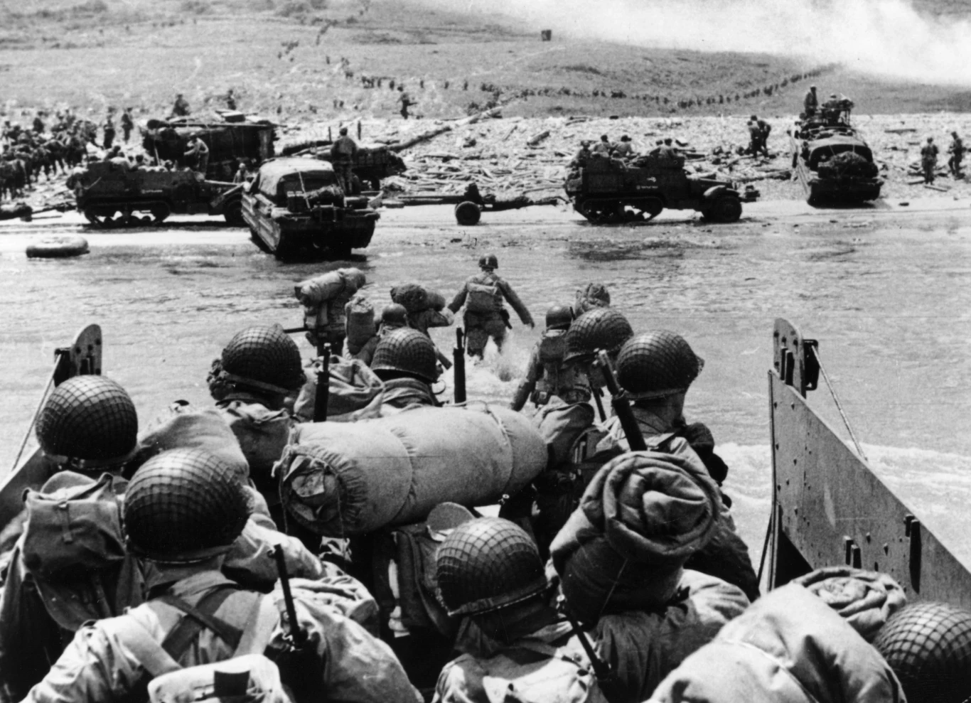 Desant wysiada z barki desantowej