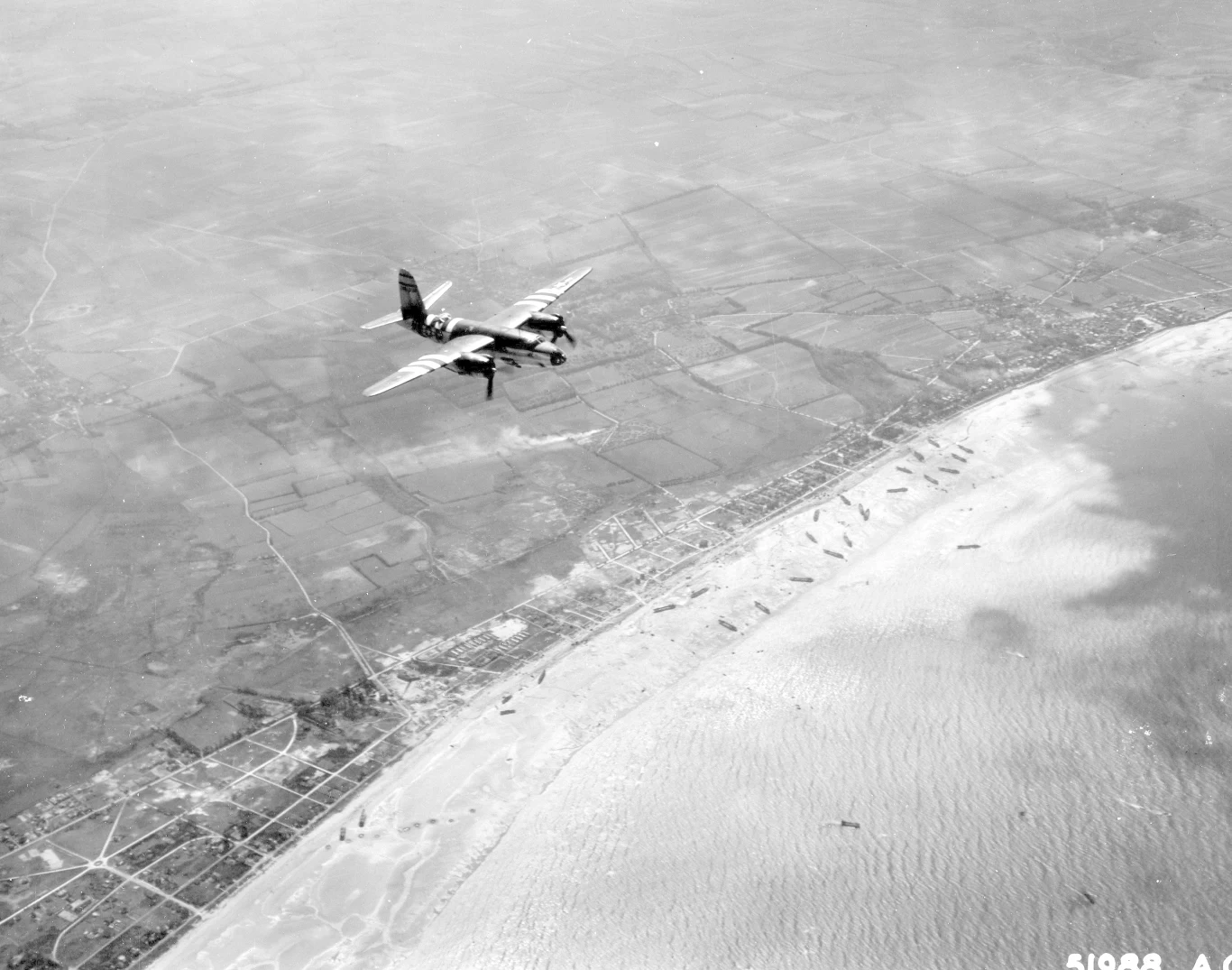 Bombowiec B-26 nad strefą desantu