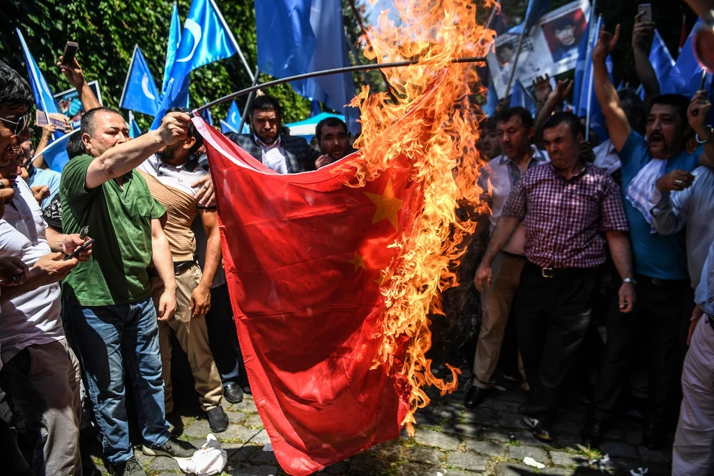 Protestanci palą chińską flagę, Urumqi 7 lipca 2009