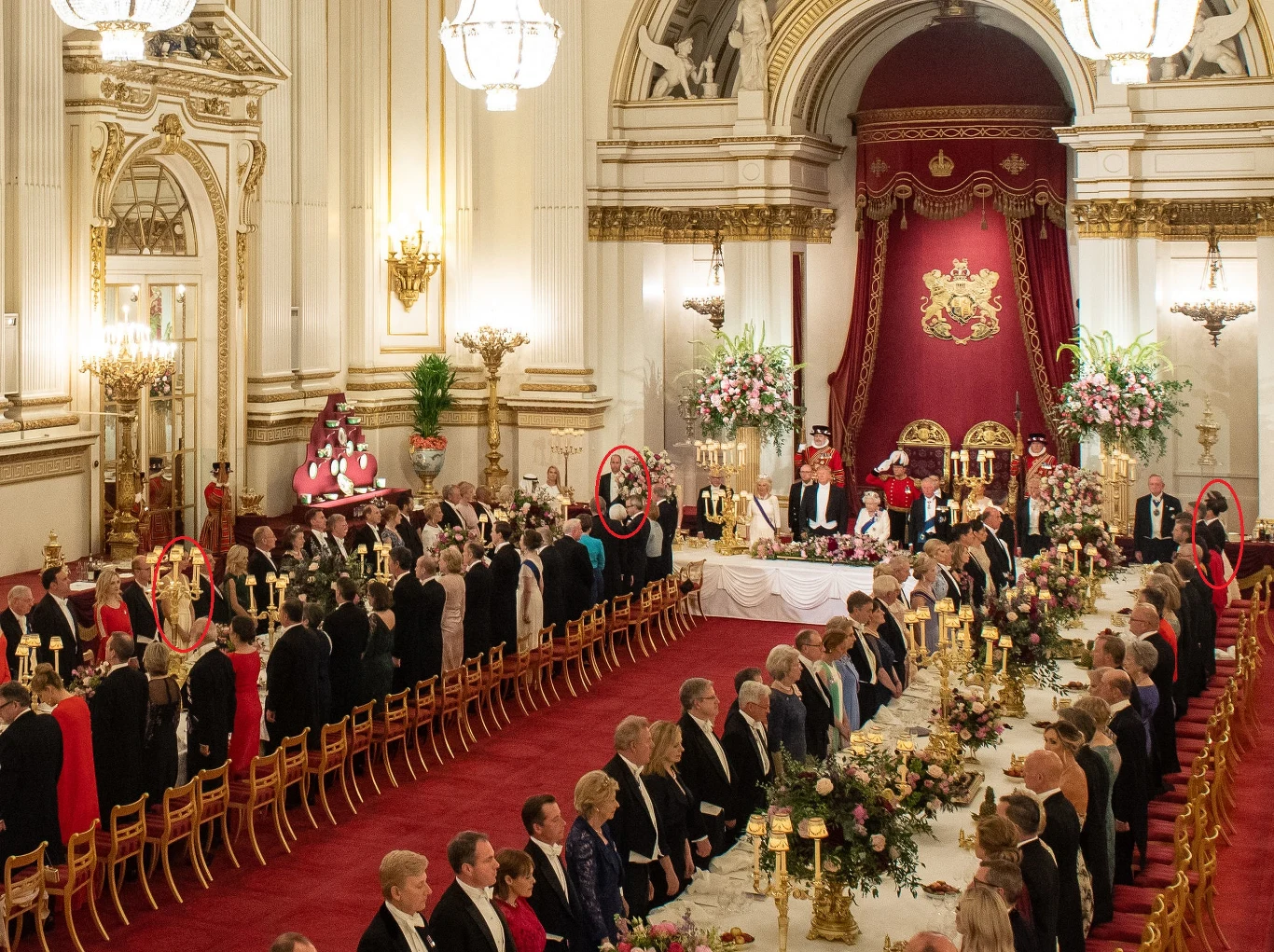 Na zdjęciu uwieczniono usadzenie gości, w tym: od lewej Rose, dalej William, i po prawej Kate Na zdjęciu uwieczniono usadzenie gości, w tym: od lewej Rose, dalej William, i po prawej Kate