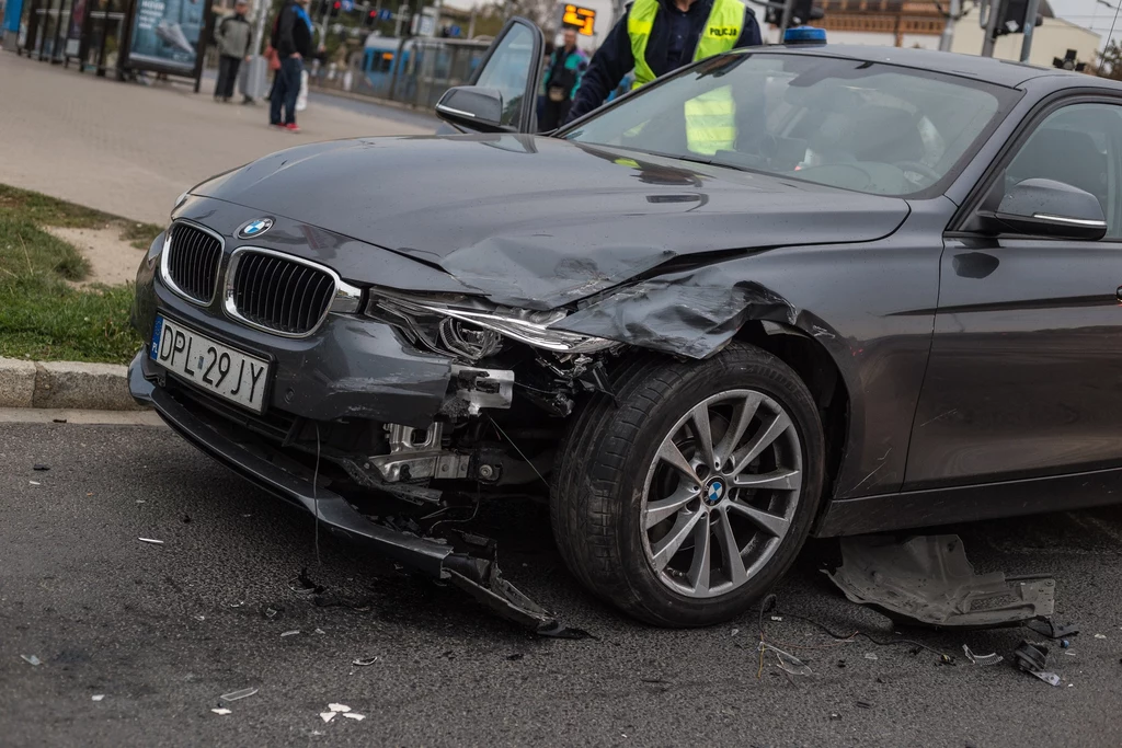 Jedno z rozbitych policyjnych BMW