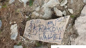 Wycieczka szkolna oszpeciła napisami szlak na Giewont
