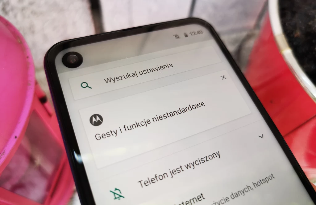 Motorola one vision - kamerka w lewym, bocznym rogu nie prezentuje się zbyt dobrze 