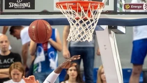 Koszykarz Anwilu Włocławek Szymon Szewczyk (P) i Cheikh Mbodj (L) z Polskiego Cukru Toruń