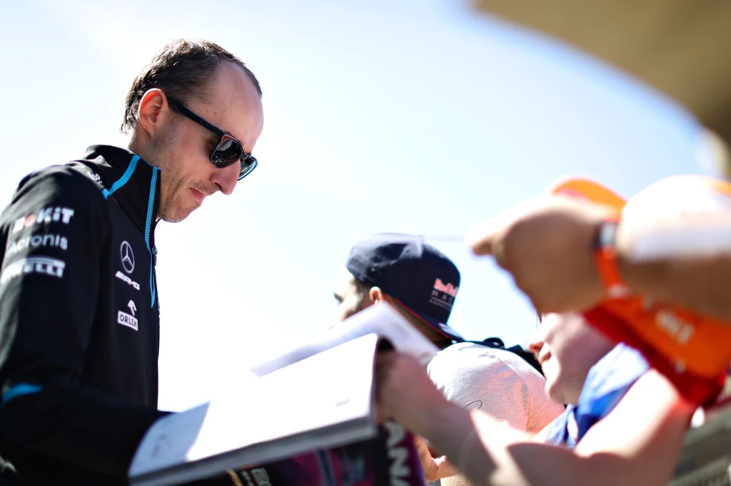Robert Kubica rozdaje autografy kibicom w Montrealu