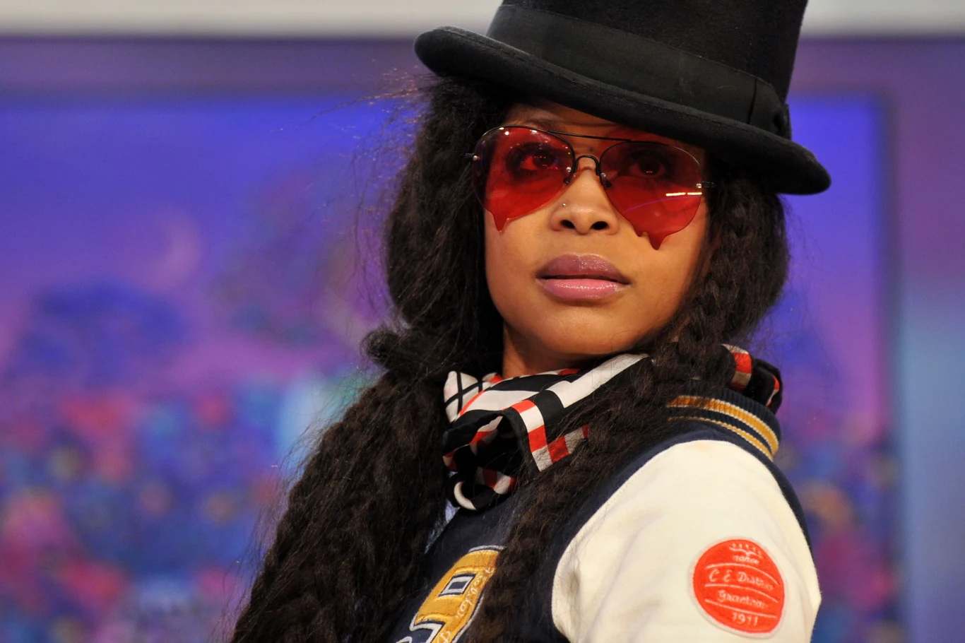 Pod ostrzałem znalazła się również Erykah Badu, która w 2014 roku pojechała wystąpić dla króla Suazi, Mswatiego III. Artystka broniła się po występie na Twitterze, oświadczając, że nie przyjęła za koncert żadnych pieniędzy.