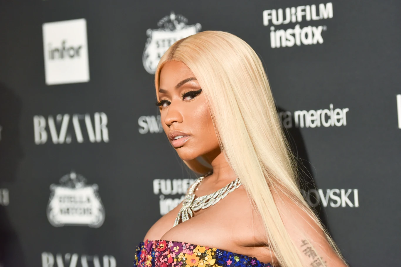 Mimo licznych protestów dla wspomnianego prezydenta Angoli wystąpiła również Nicki Minaj. Raperka w stolicy kraju Luandzie wystąpiła 19 grudnia 2015, a jej pobyt sfinansowany został przez firmę Unitel kontrolowaną przez rodzinę dos Santosa (zarobiła za koncert dwa miliony dolarów). 