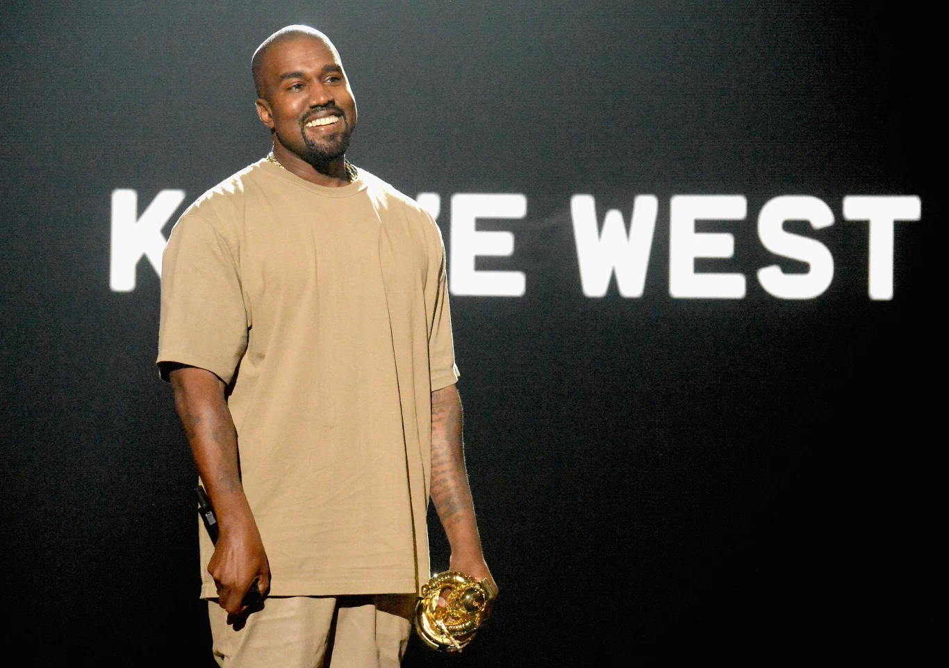 W 2013 roku roku Kazachstan odwiedził Kanye West, który umilił czas ówczesnemu kontrowersyjnemu prezydentowi Nursułtanowi Nazarbajewowi. Przywódcy zarzucano łamanie praw obywateli oraz bezpardonową walki z opozycją. W 2019 roku - po 28 latach rządów - Nazarbajew dobrowolnie zrzekł się stanowiska. Nowa głowa państwa Kasym-Żomart Tokajew tylko umocniła kult Nazarbajewa, przemianowując nazwę stolicy Kazachstanu z Astany na Nurstułtan.