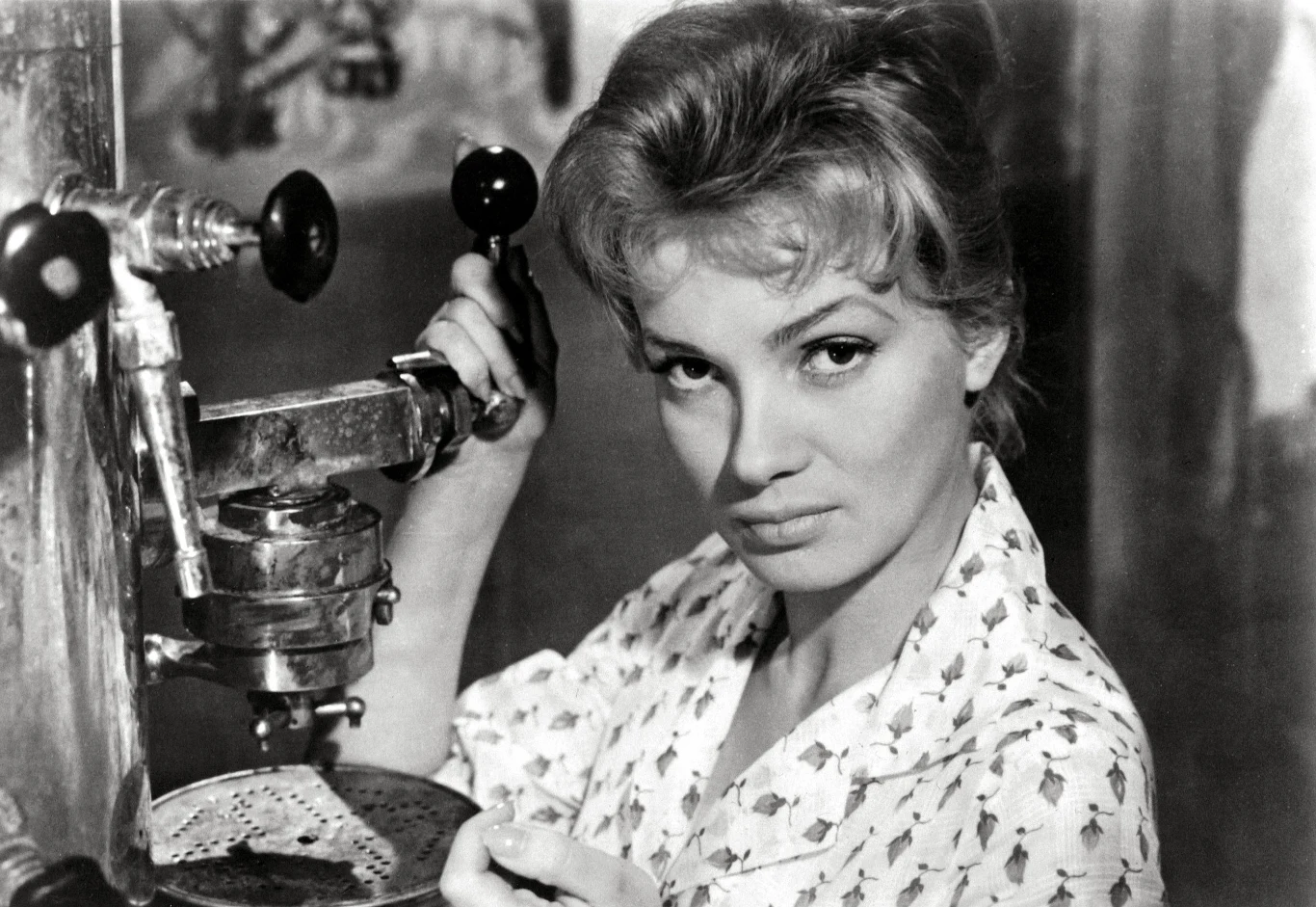 Była studentką drugiego roku szkoły teatralnej, gdy zadebiutowała w filmie Andrzeja Wajdy "Popiół i diament". Był rok 1958, ona miała 19 lat i to był debiut, o którym każda aktorka może tylko marzyć. Studentkę krakowskiej PWST wypatrzył Janusz Morgenstern.
"O ile długo wahałem się, czy zaangażować Zbyszka Cybulskiego, o tyle Ewę wybrałem od razu. Nie do końca była aktorką, miała jednak w sobie niezależność i osobowość, a jej uroda zwracała uwagę" - powiedział Wajda po latach.\

"Popiół i diament" to był wielki sukces. Rola Krystyny, barmanki w restauracji w hotelu "Monopol", spodobała się za granicą. Francuska Akademia Filmowa nagrodziła aktorkę Kryształową Gwiazdą. Ona jednak nie zachłysnęła się pochwałami, które na jej temat wygłaszali słynni reżyserzy René Clair, Ingmar Bergman czy producent Carlo Ponti. Porównywano ją do Sophii Loren i Avy Gardner - nie robiło to na niej aż takiego wrażenia. Była bardzo ambitna. Stawiała sobie wysokie wymagania.
 
Na zdjęciu: Ewa Krzyżewska w filmie "Popiół i diament"