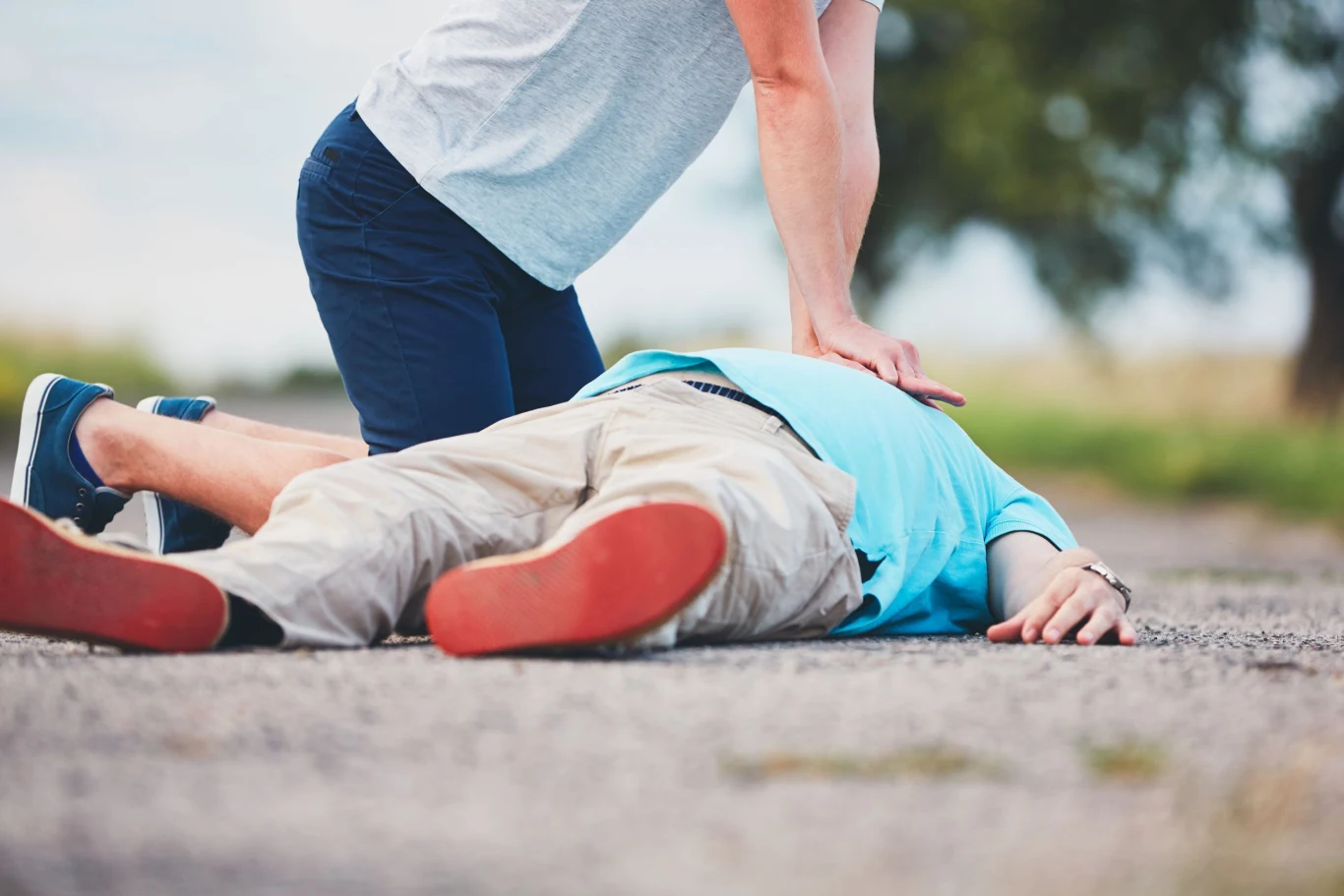Gdy rozpoznasz udar musisz udzielić pierwszej pomocy. Warto to podkreślić: ograniczenia systemowe związane z walką z epidemią COVID-19 nie obejmują leczenia chorób zagrażających życiu. 