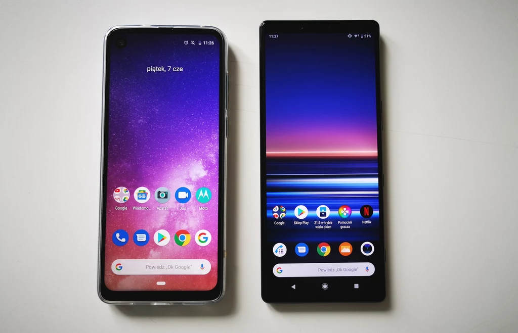 Motorola one vision (z lewej) i Sony Xperia 1 - oba smartfony mają ekran 21:9