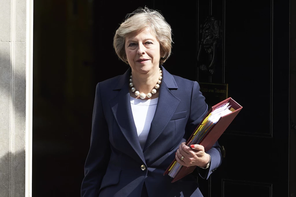 Premier Wielkiej Brytanii Theresa May zgodnie ze złożoną pod koniec maja zapowiedzią ustąpi z funkcji liderki Partii Konserwatywnej. Do tej decyzji skłoniła ją niemożność przeforsowania w parlamencie wynegocjowanej przez jej rząd umowy z Unią Europejską o warunkach wyjścia. Premier Wielkiej Brytanii Theresa May zgodnie ze złożoną pod koniec maja zapowiedzią ustąpi z funkcji liderki Partii Konserwatywnej. Do tej decyzji skłoniła ją niemożność przeforsowania w parlamencie wynegocjowanej przez jej rząd umowy z Unią Europejską o warunkach wyjścia.
