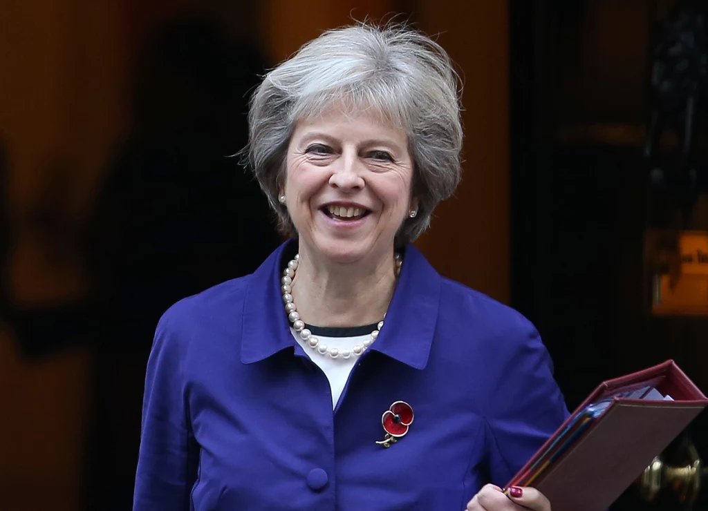 Mówiąc o powodach rezygnacji, May przyznała: "to jest i zawsze będzie źródłem głębokiego żalu, że nie byłam w stanie zrealizować brexitu". Jak jednak wskazała, po trzykrotnym odrzuceniu proponowanego przez nią porozumienia w sprawie opuszczenia Unii Europejskiej stało się dla niej jasne, że "w najlepszym interesie tego kraju" leży zmiana na stanowisku premiera. Mówiąc o powodach rezygnacji, May przyznała: "to jest i zawsze będzie źródłem głębokiego żalu, że nie byłam w stanie zrealizować brexitu". Jak jednak wskazała, po trzykrotnym odrzuceniu proponowanego przez nią porozumienia w sprawie opuszczenia Unii Europejskiej stało się dla niej jasne, że "w najlepszym interesie tego kraju" leży zmiana na stanowisku premiera.